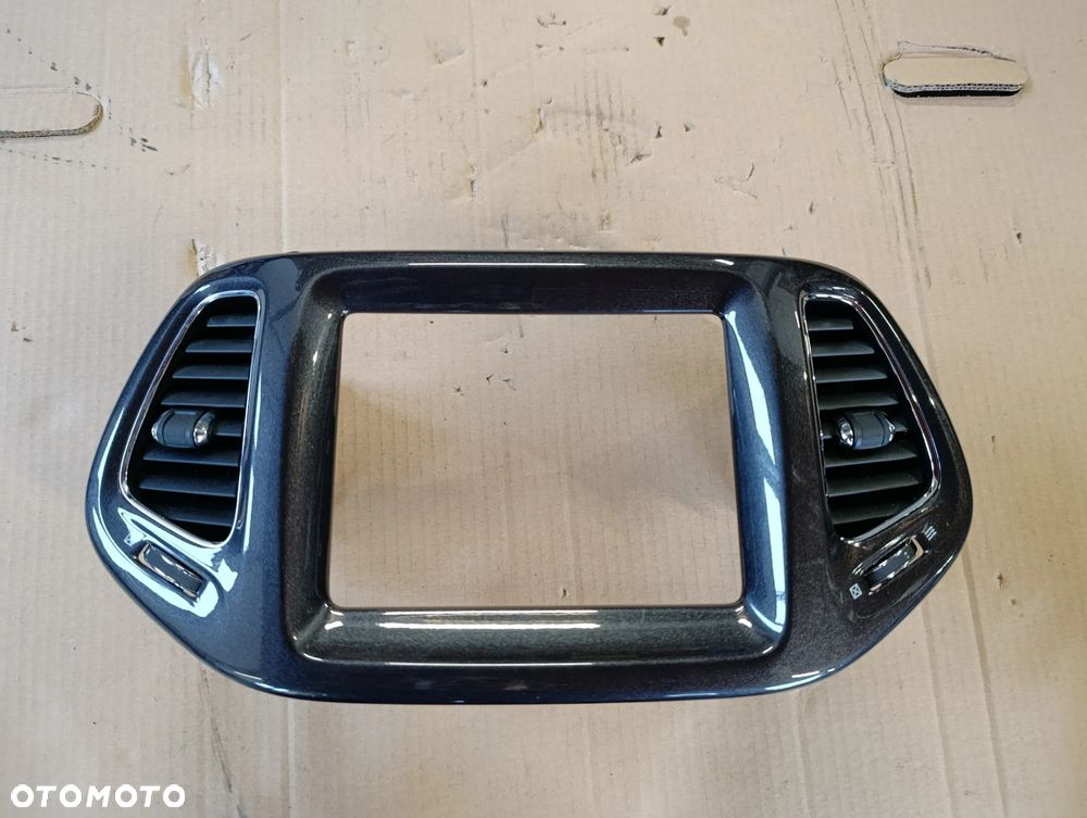 JEEP COMPASS II 2 RAMKA EKRANU RADIA KRATKI NAWIEWU ŚRODKOWE 5UT63TRMAA - 1