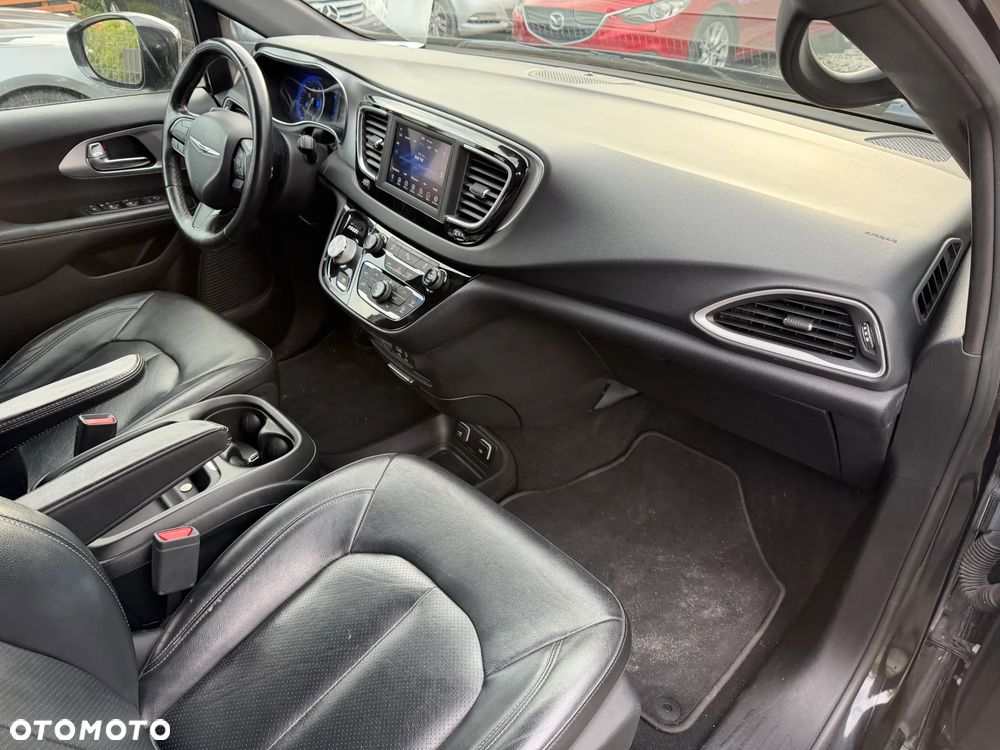 Chrysler Pacifica - 40