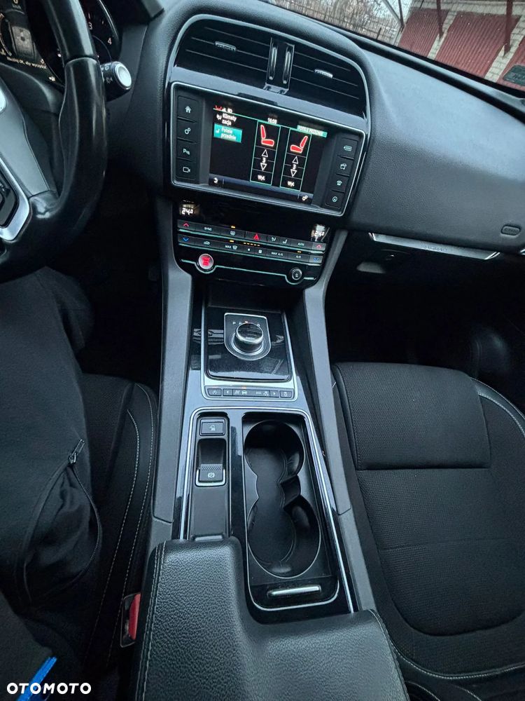 Jaguar F-Pace 2.0 i4D AWD R-Sport - 28