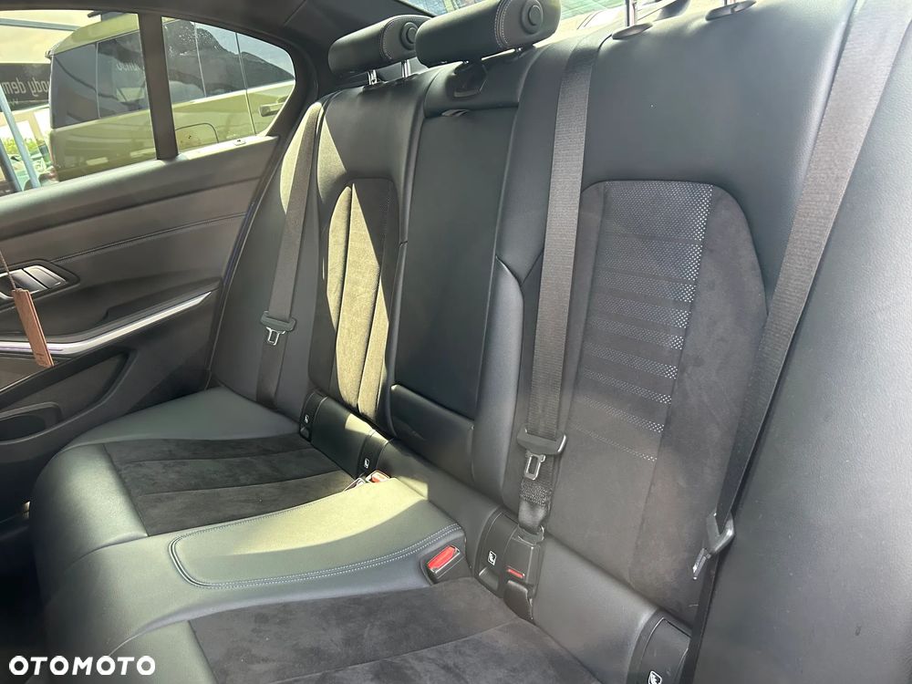 BMW Seria 3 330e - 18