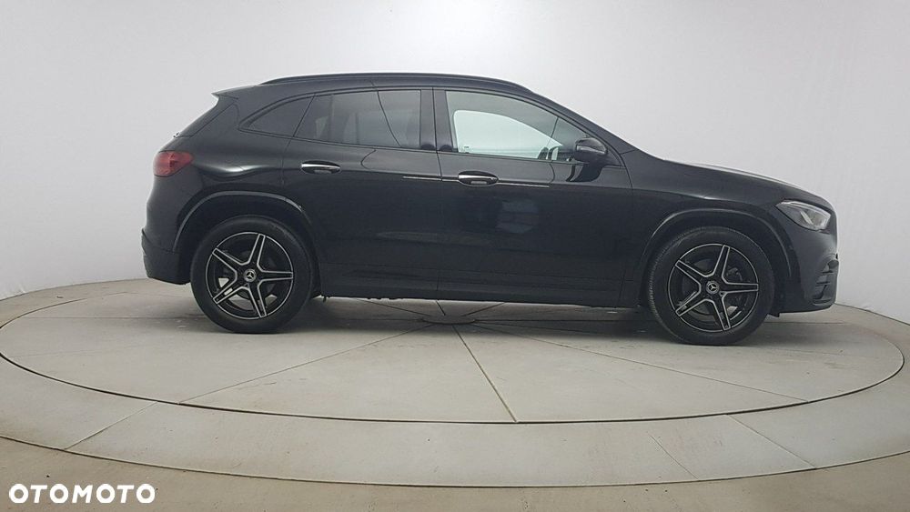 Mercedes-Benz GLA - 8