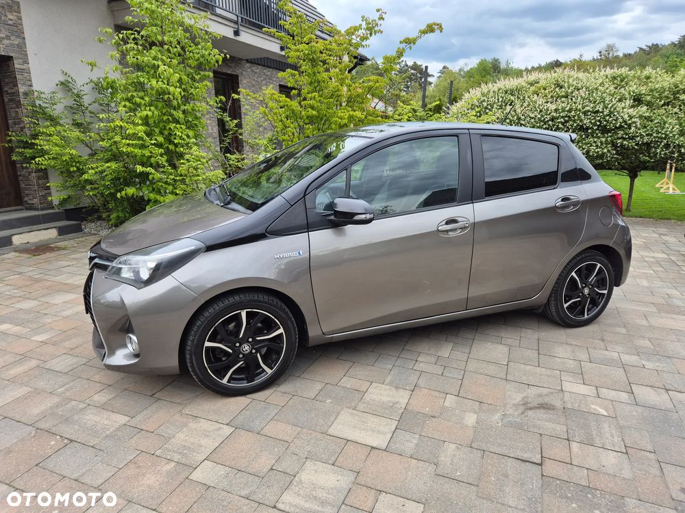 Toyota Yaris Hybrid 100 Business Edition - 10