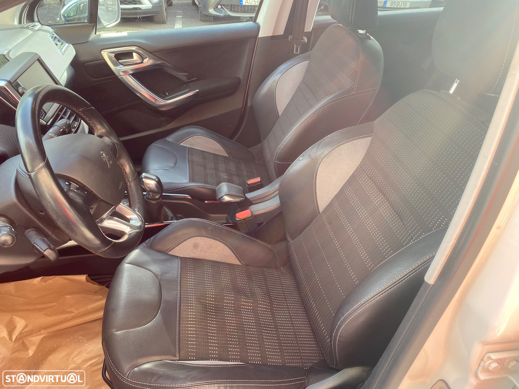 Peugeot 2008 1.2 PureTech Allure - 27
