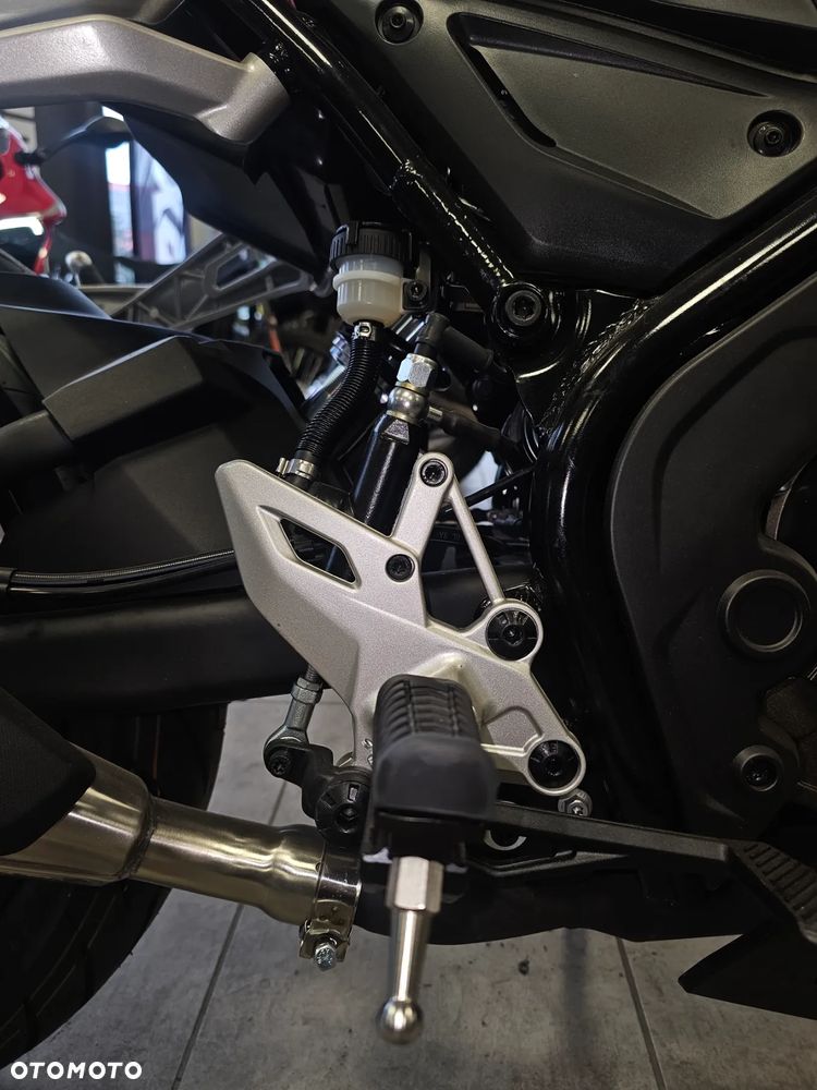 QJMOTOR SRK 125R - 6