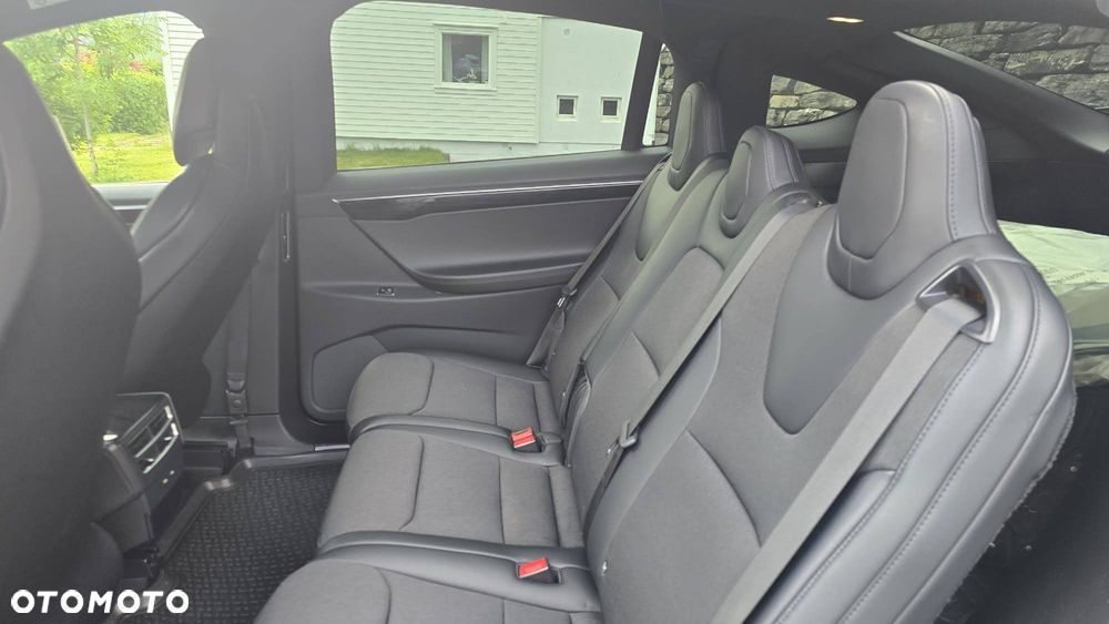 Tesla Model X - 17