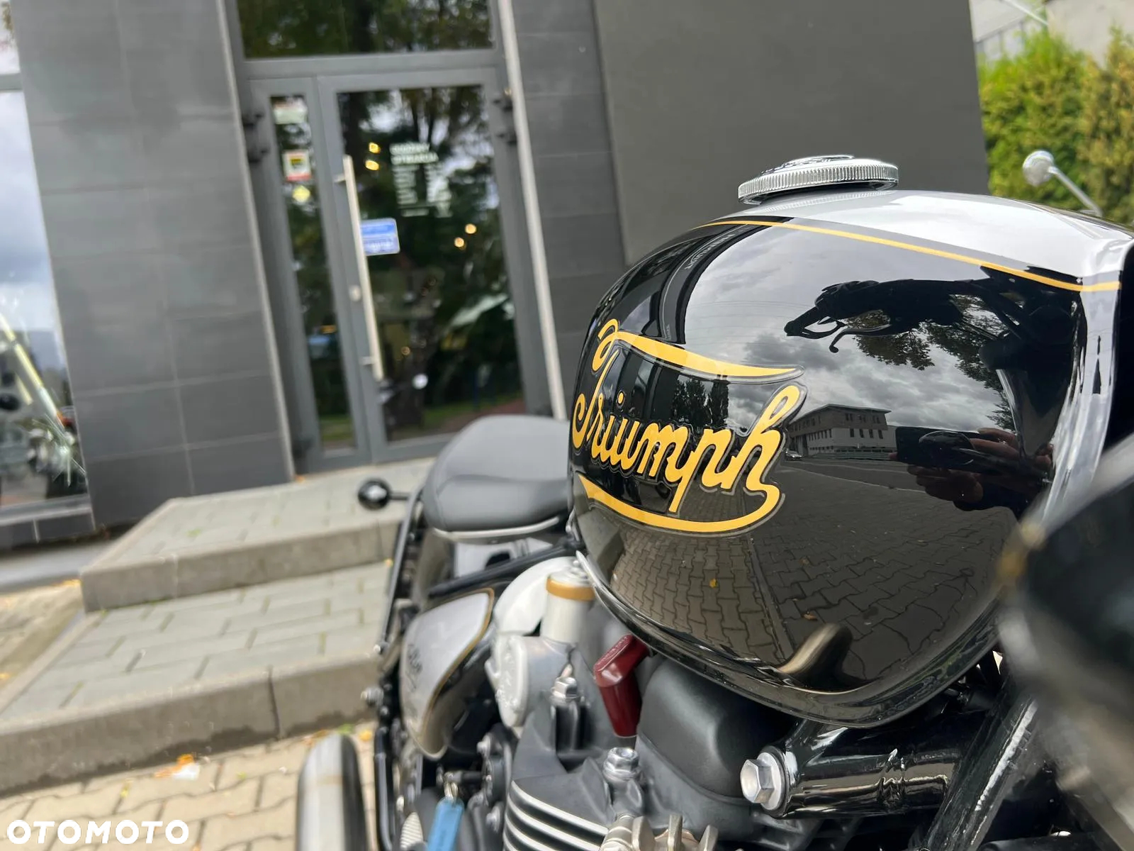 Triumph Bonneville Bobber - 7