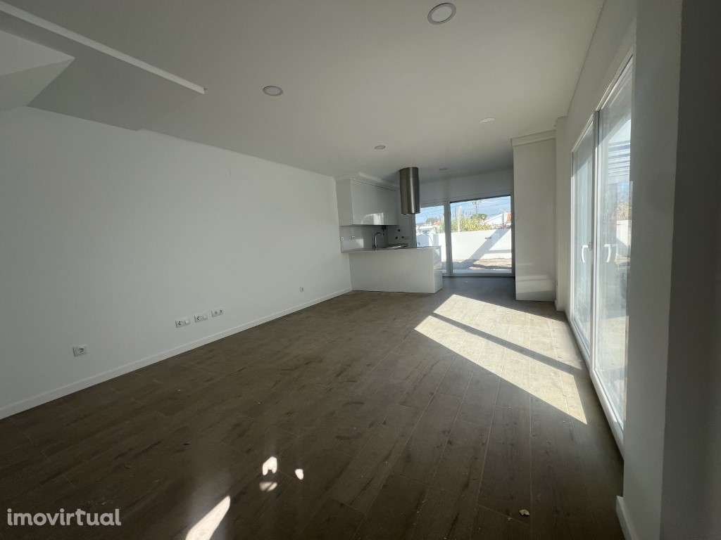 moradia T3 em Fernão Ferro com ótima localização - Grande imagem: 5/17