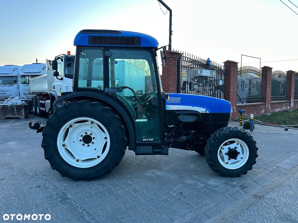 New Holland TN 75N TN75NA Pełzaki Mechaniczny SuperSteer™ 4X4 Sadowniczy - 3