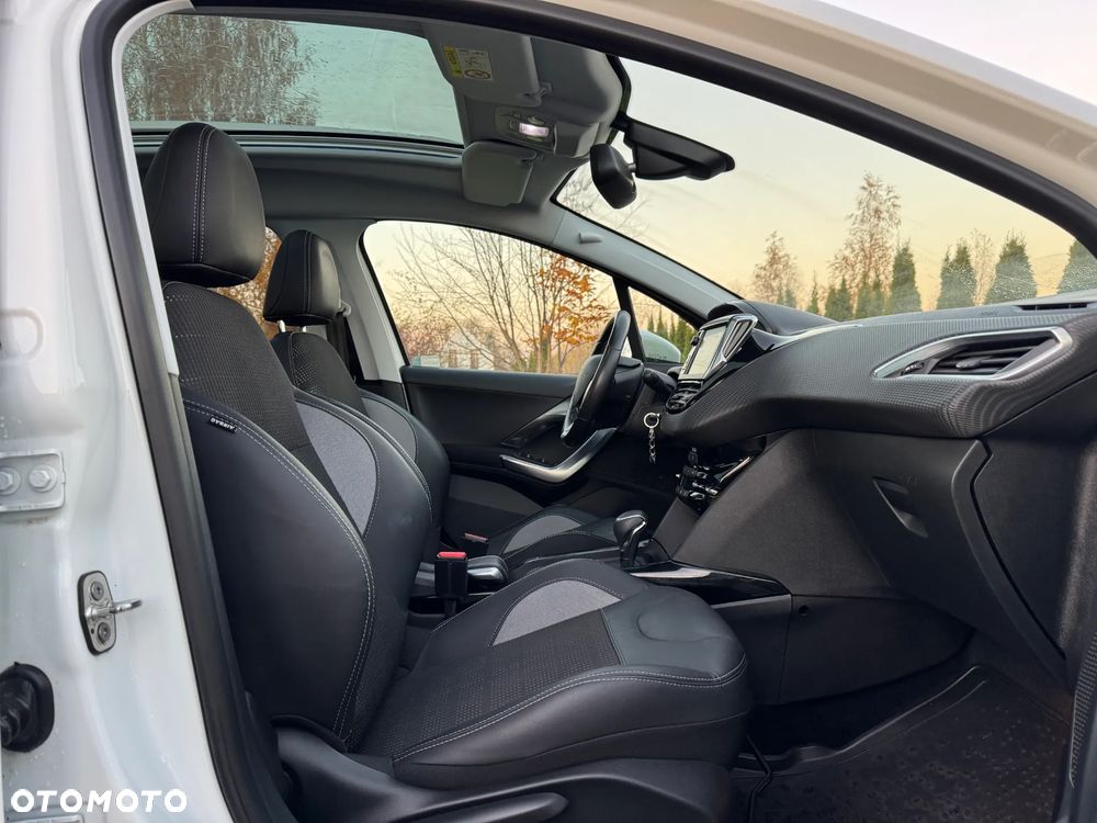 Peugeot 2008 1.2 Pure Tech Allure S&S EAT6 - 22