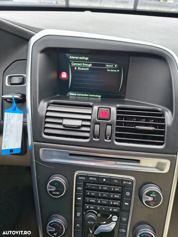 Volvo XC 60 D4 AWD Geartronic Momentum - 24