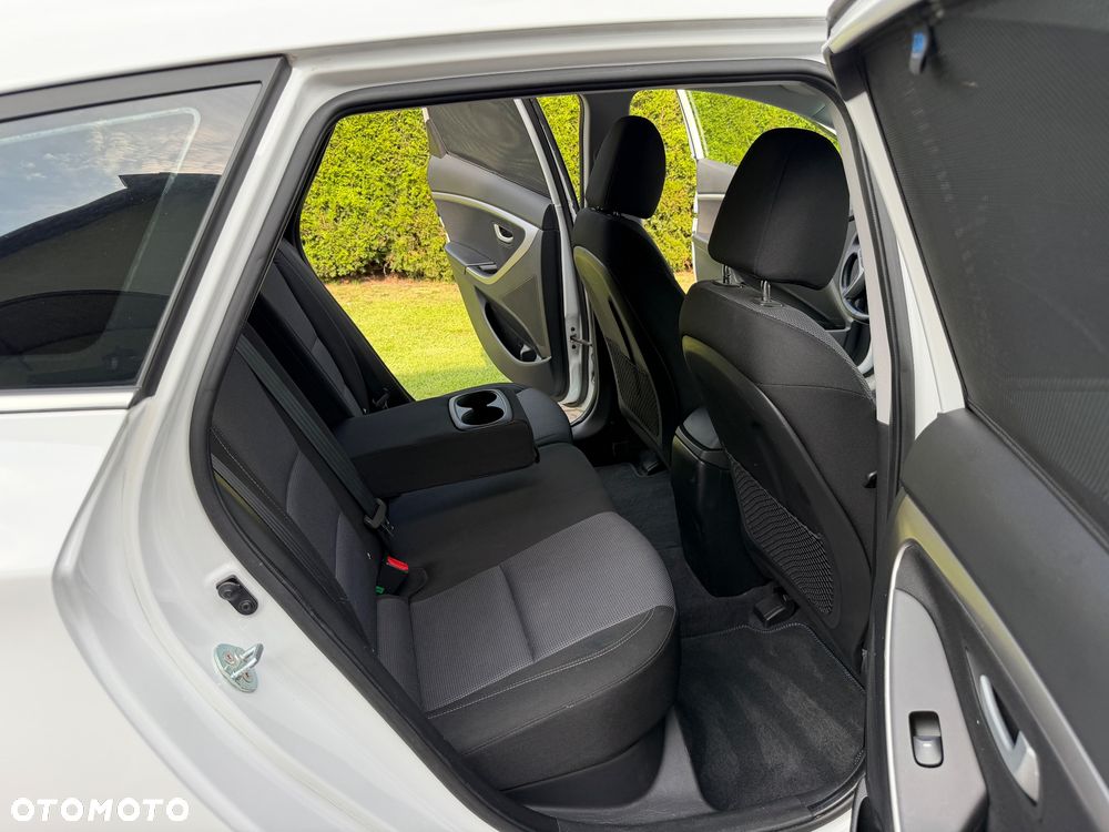 Hyundai i30 blue Kombi 1.4 YES Silver - 24