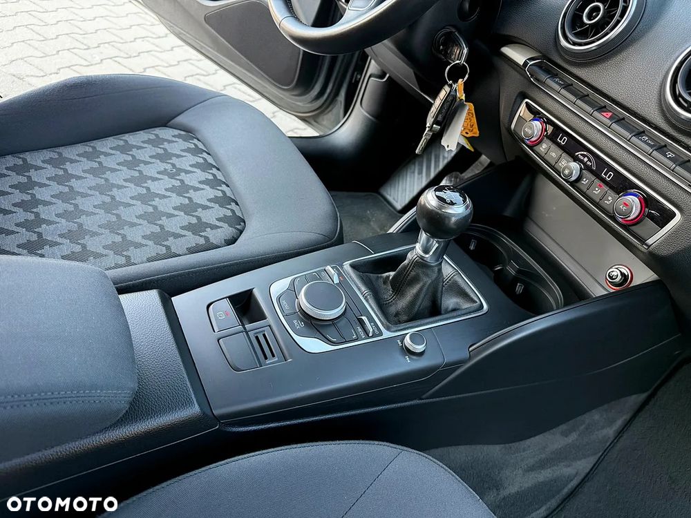 Audi A3 Sportback 1.6 TDI S line Sportpaket - 20
