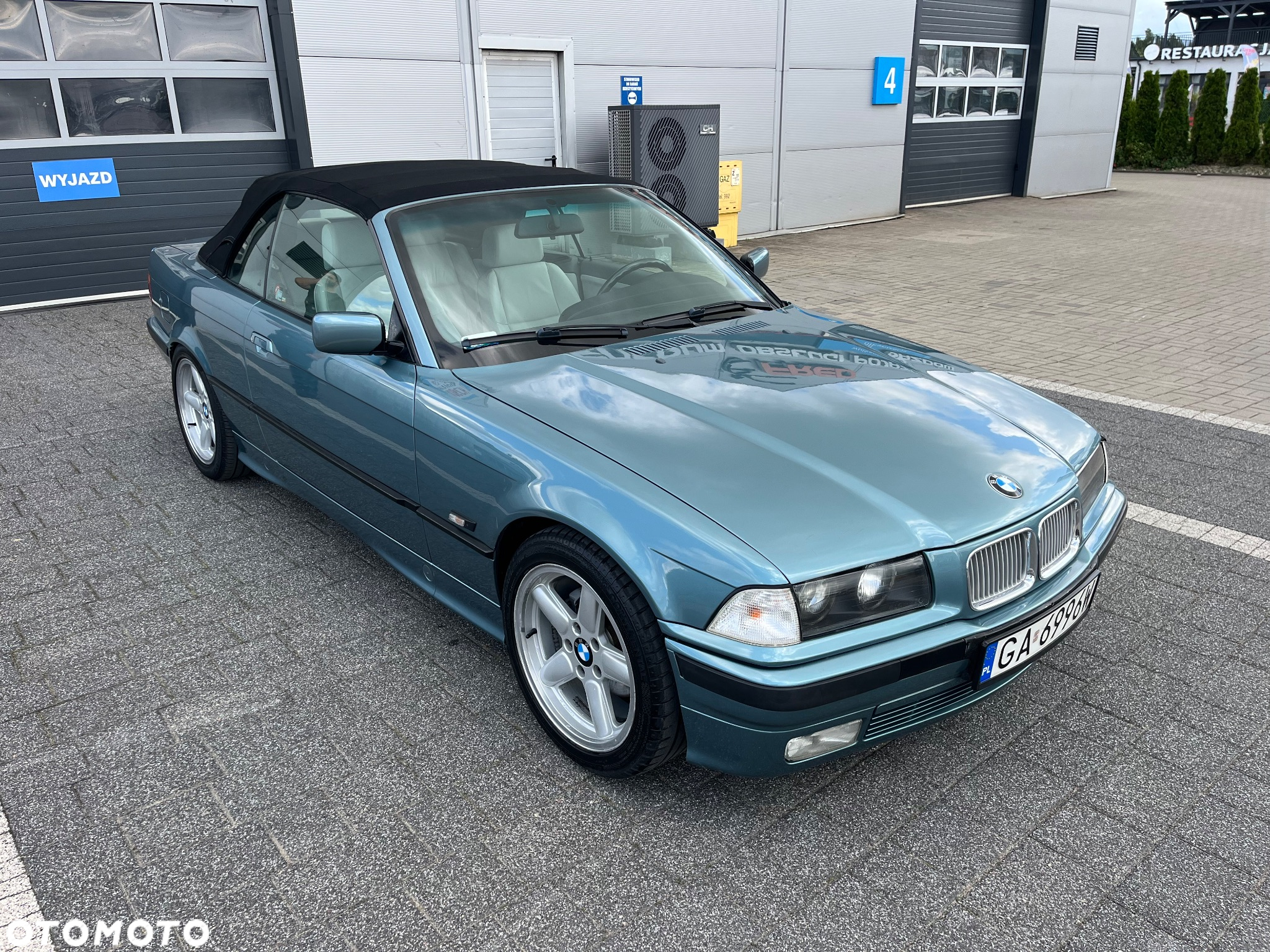 BMW Seria 3 318i Cabriolet - 24