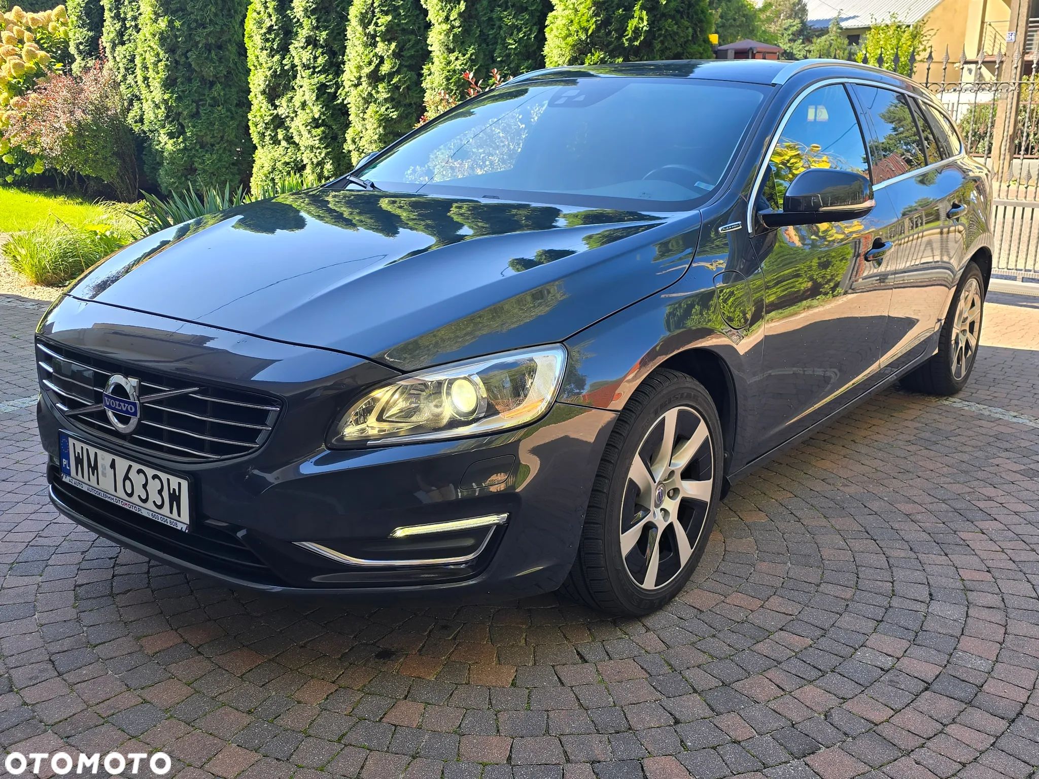 Volvo V60 D6 AWD Plug-in Hybrid Summum - 1