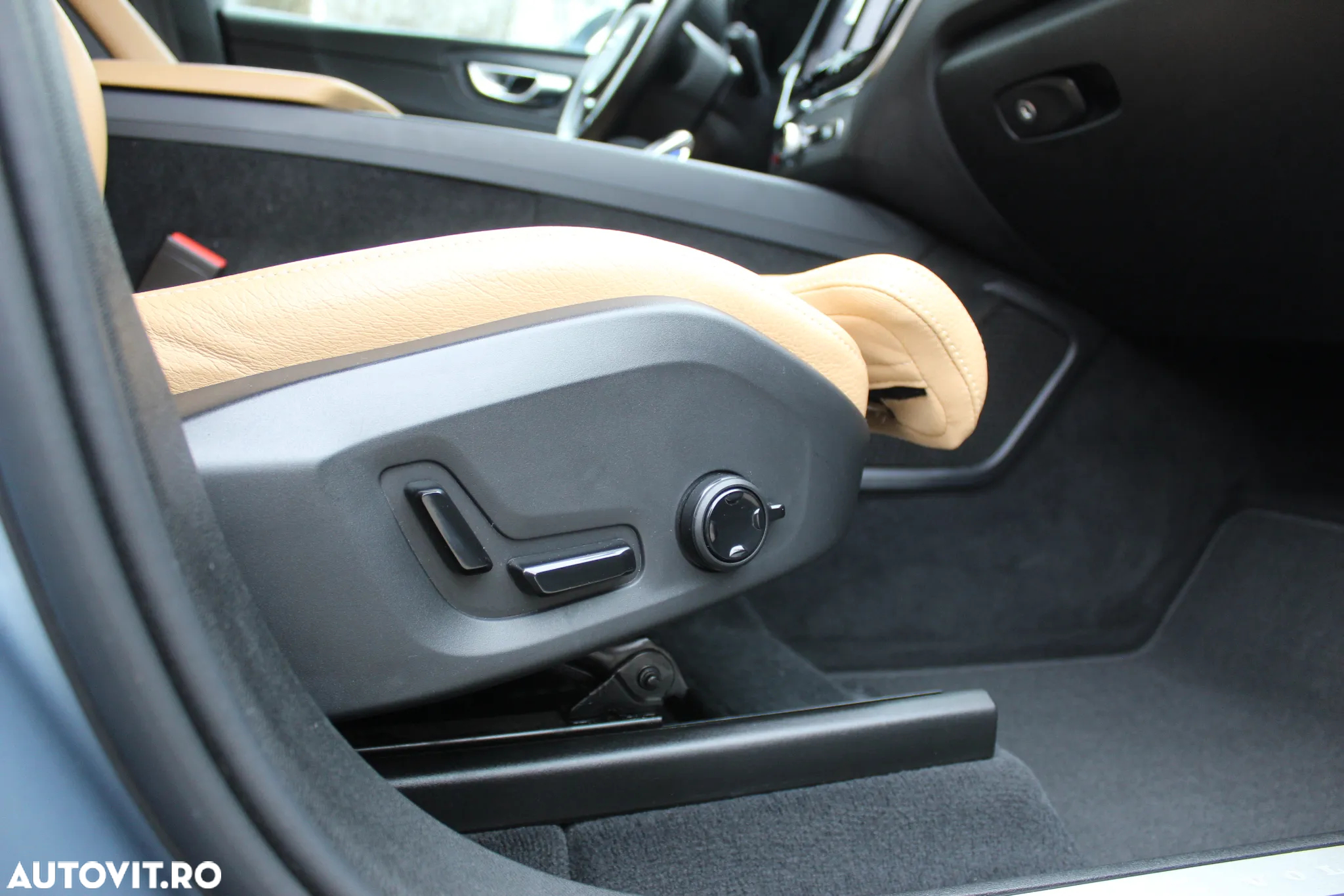 Volvo XC 60 B4 MHEV AT8 AWD Inscription - 32