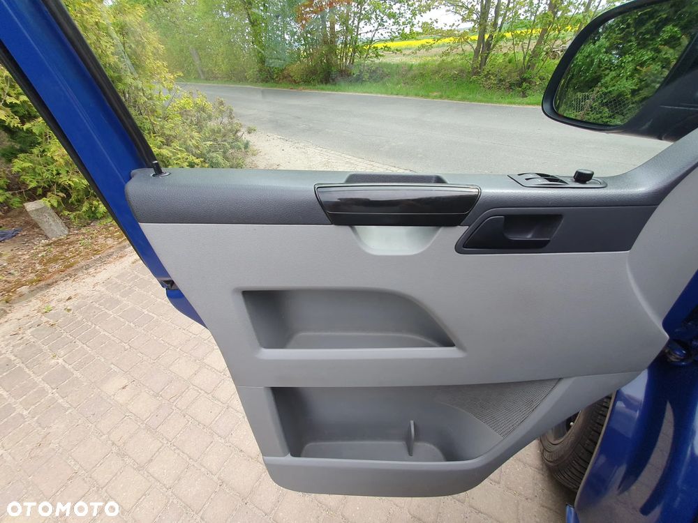 Volkswagen Caravelle - 9