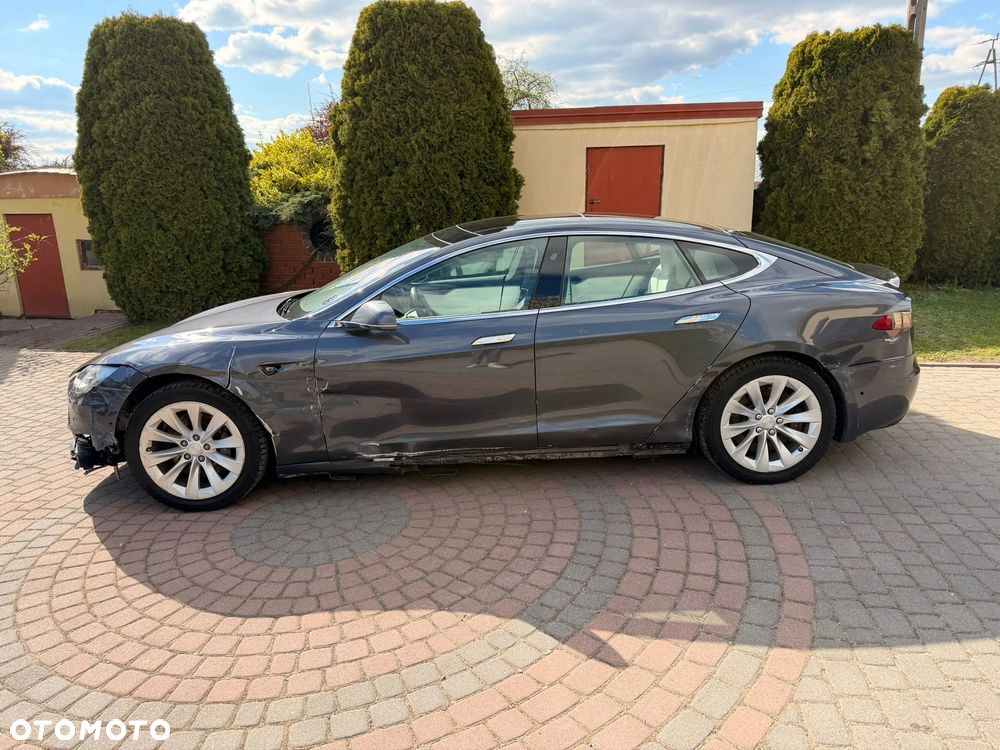 Tesla Model S - 8
