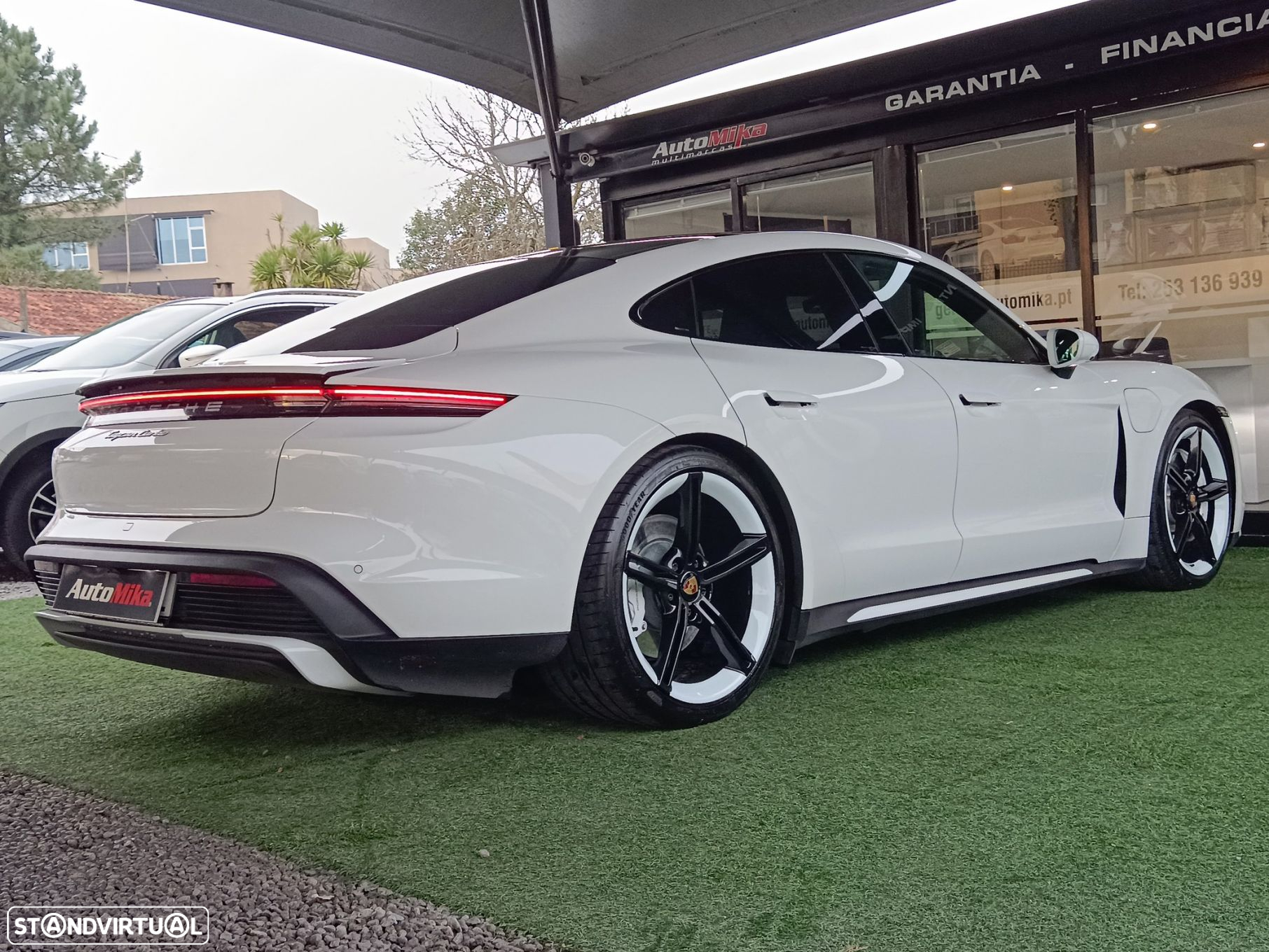 Porsche Taycan Turbo - 12