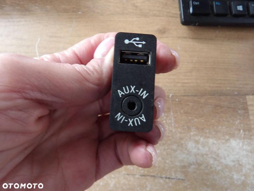 BMW - F20,F30,F40,F50,F80,R* - GNIAZDO USB - AUX - 9229246 - 1