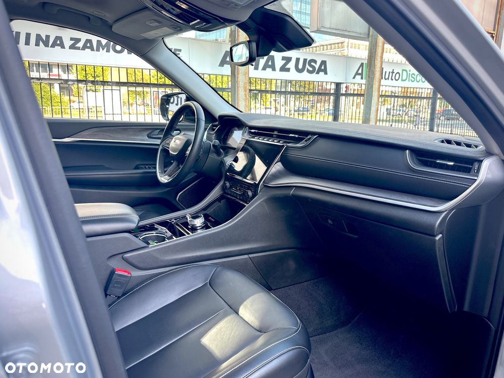 Jeep Grand Cherokee - 24