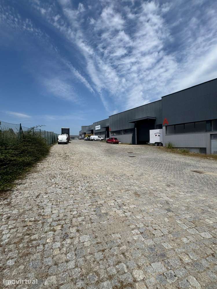 Armazém Industrial com Cais de Carga e Escritórios em Guijó - Grande imagem: 5/8