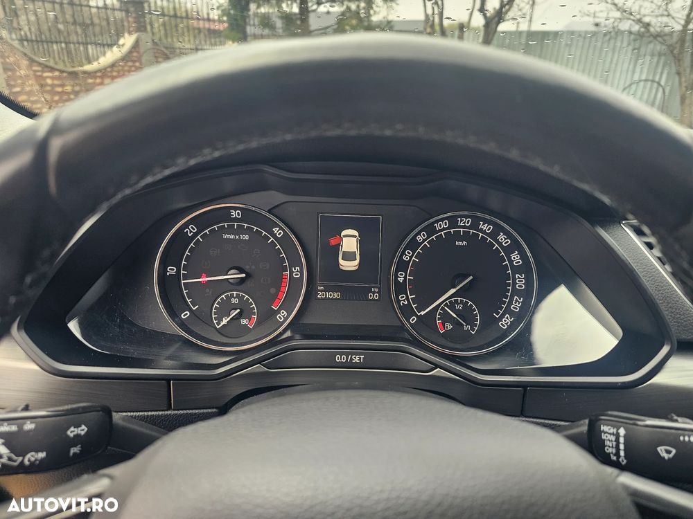 Skoda Superb 2.0 TDI Premium Edition - 8