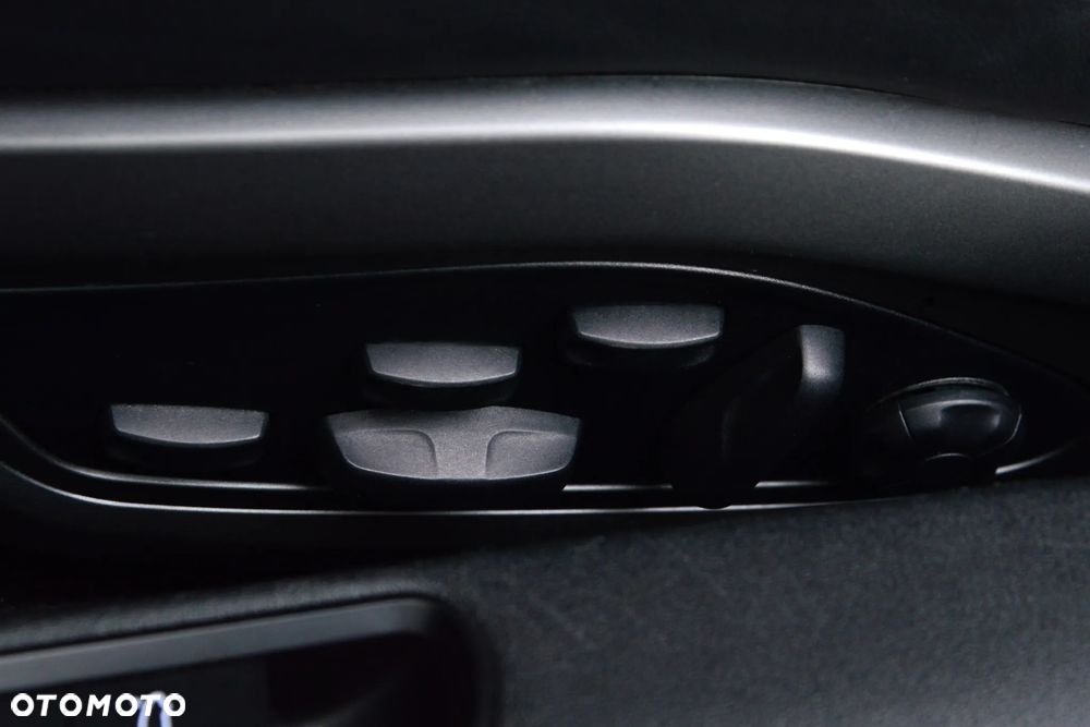 Porsche 911 Carrera 4 GTS - 16