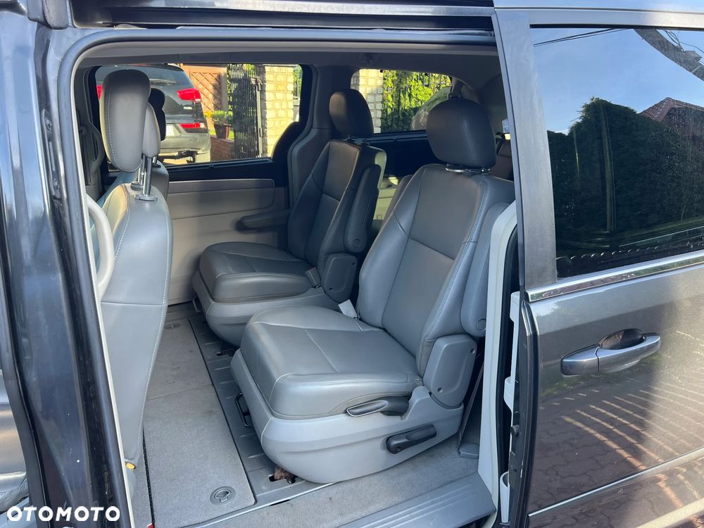 Volkswagen Routan - 13