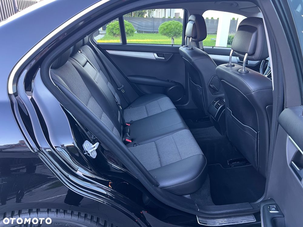 Mercedes-Benz Klasa C 180 CGI Automatik BlueEFFICIENCY Avantgarde - 17