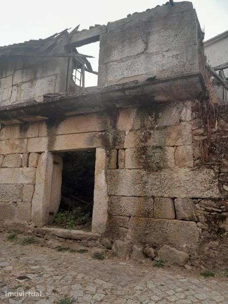 Moradia do Século XIX para Reconstrução | Carvalho, Boticas