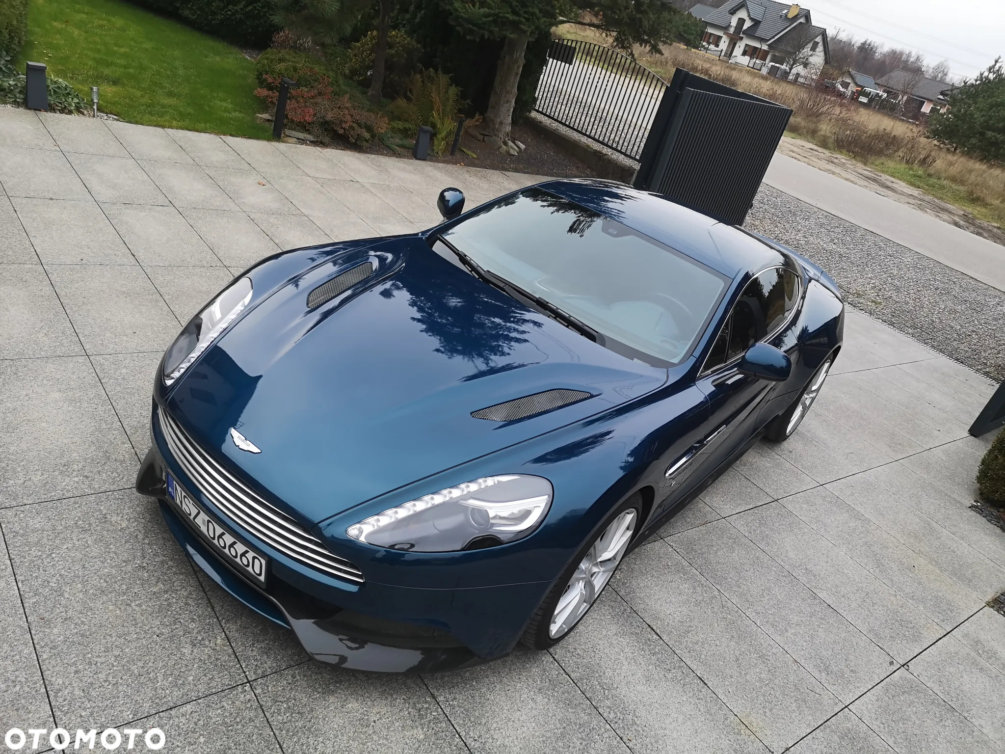 Aston Martin Vanquish - 10