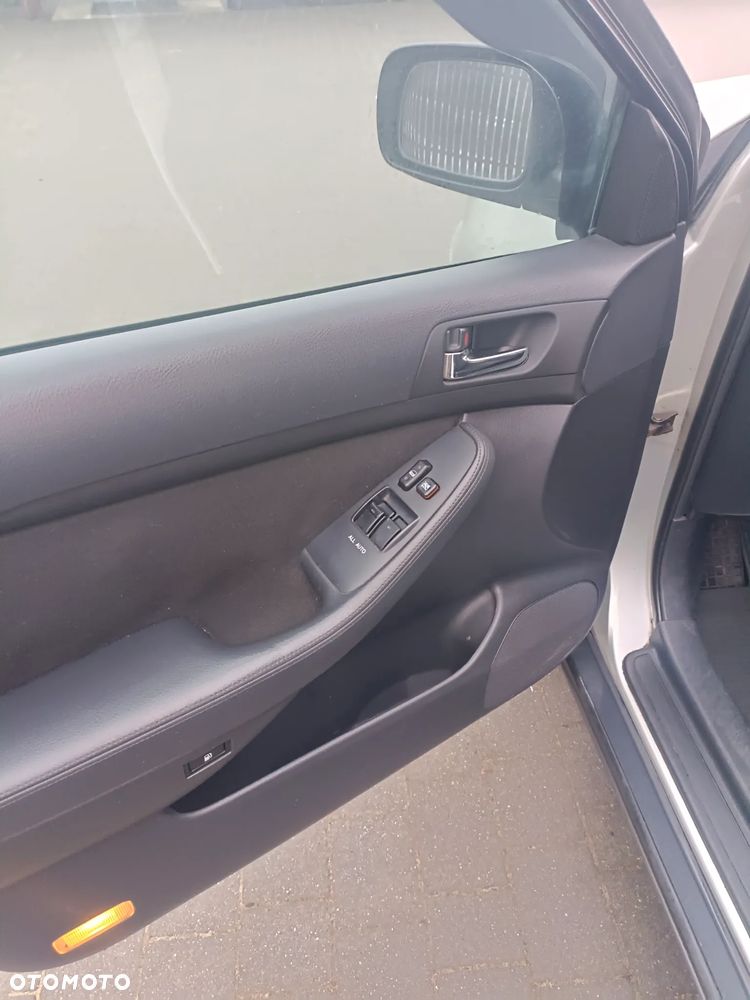 Toyota Avensis 1.8 VVT-i Luna - 16
