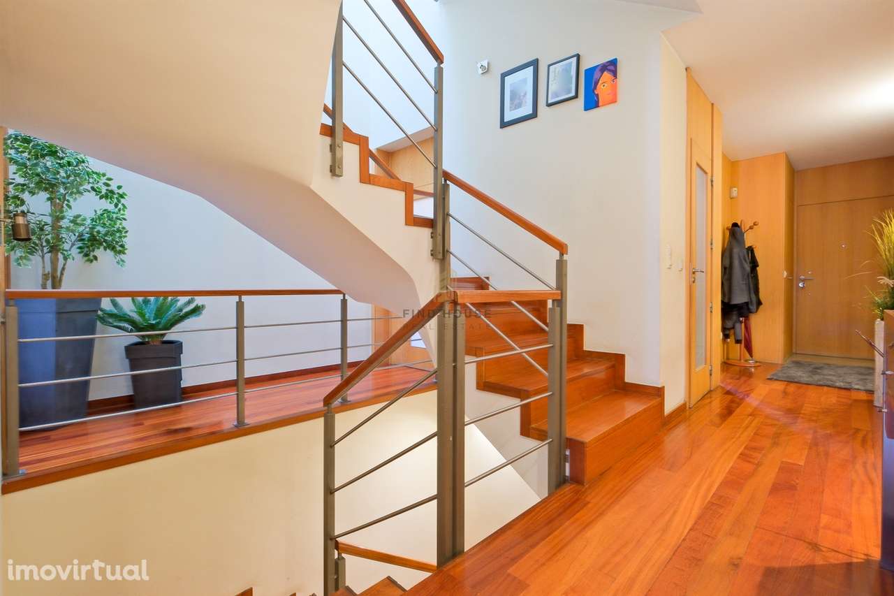 Moradia T4 em banda com garagem box, em condomínio privado, na Maia - Grande imagem: 4/55