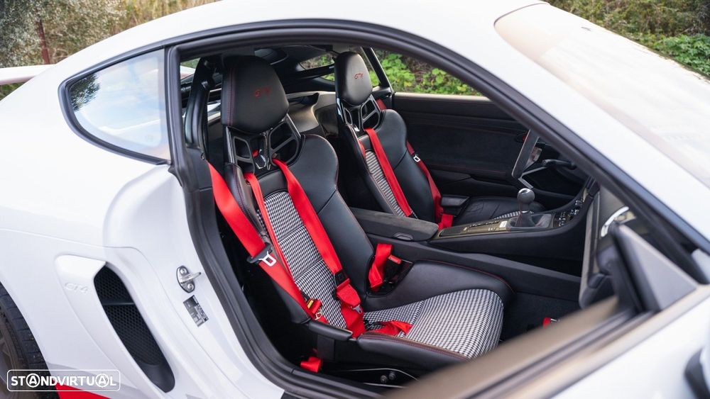 Porsche Cayman GT4 - 43