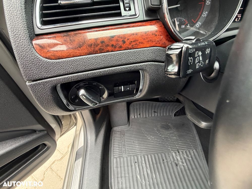 Skoda Superb 2.0 TDI Elegance DSG - 34