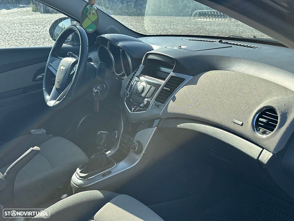Chevrolet Cruze 1.6 LS - 33