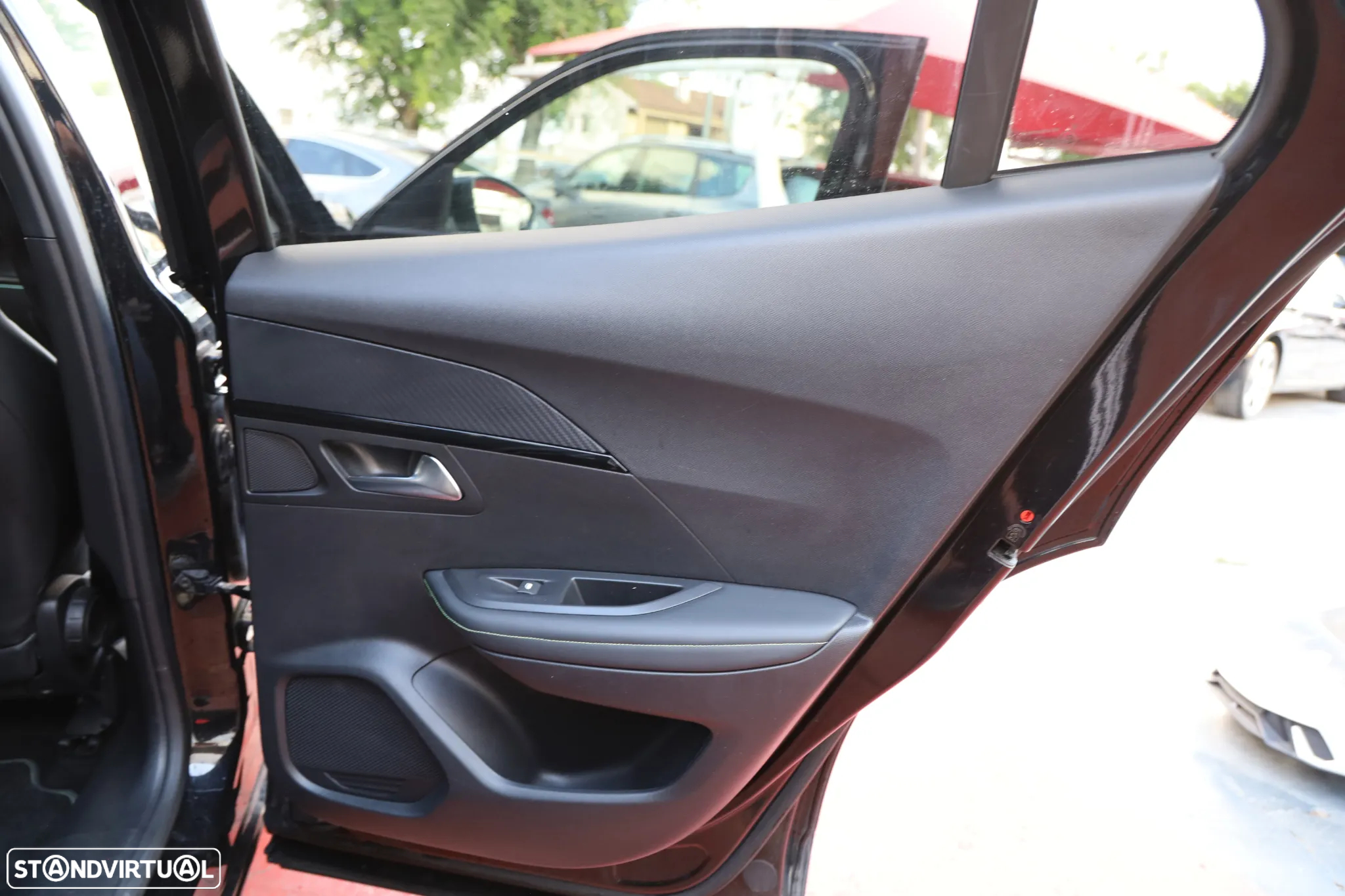 Peugeot e-2008 50 kWh GT - 15