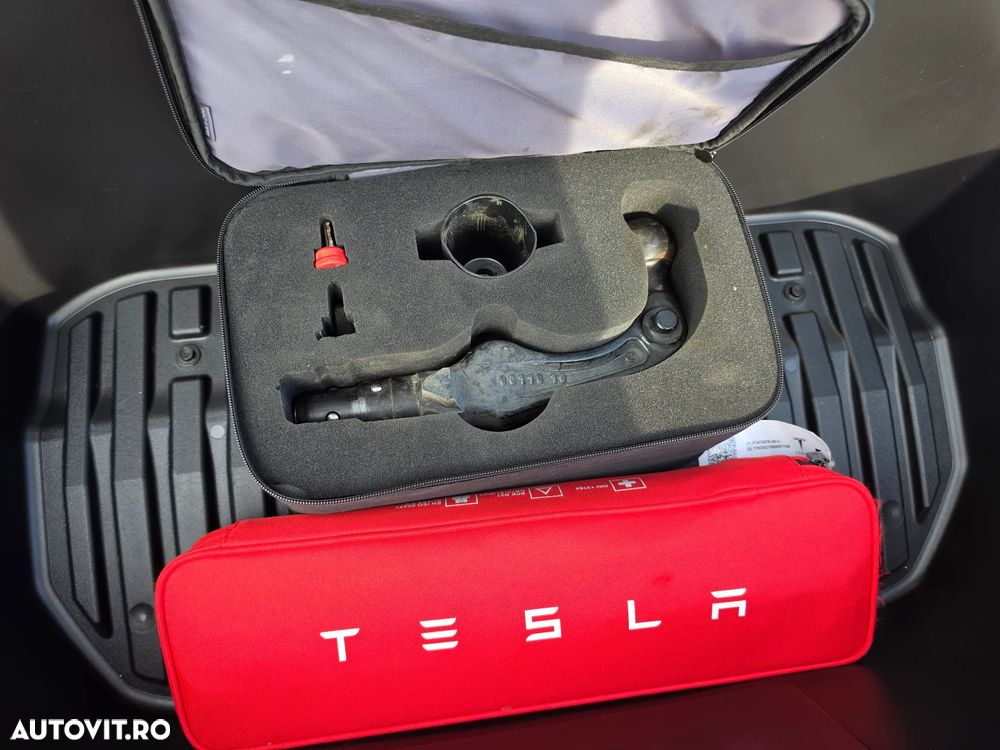 Tesla Model Y - 17