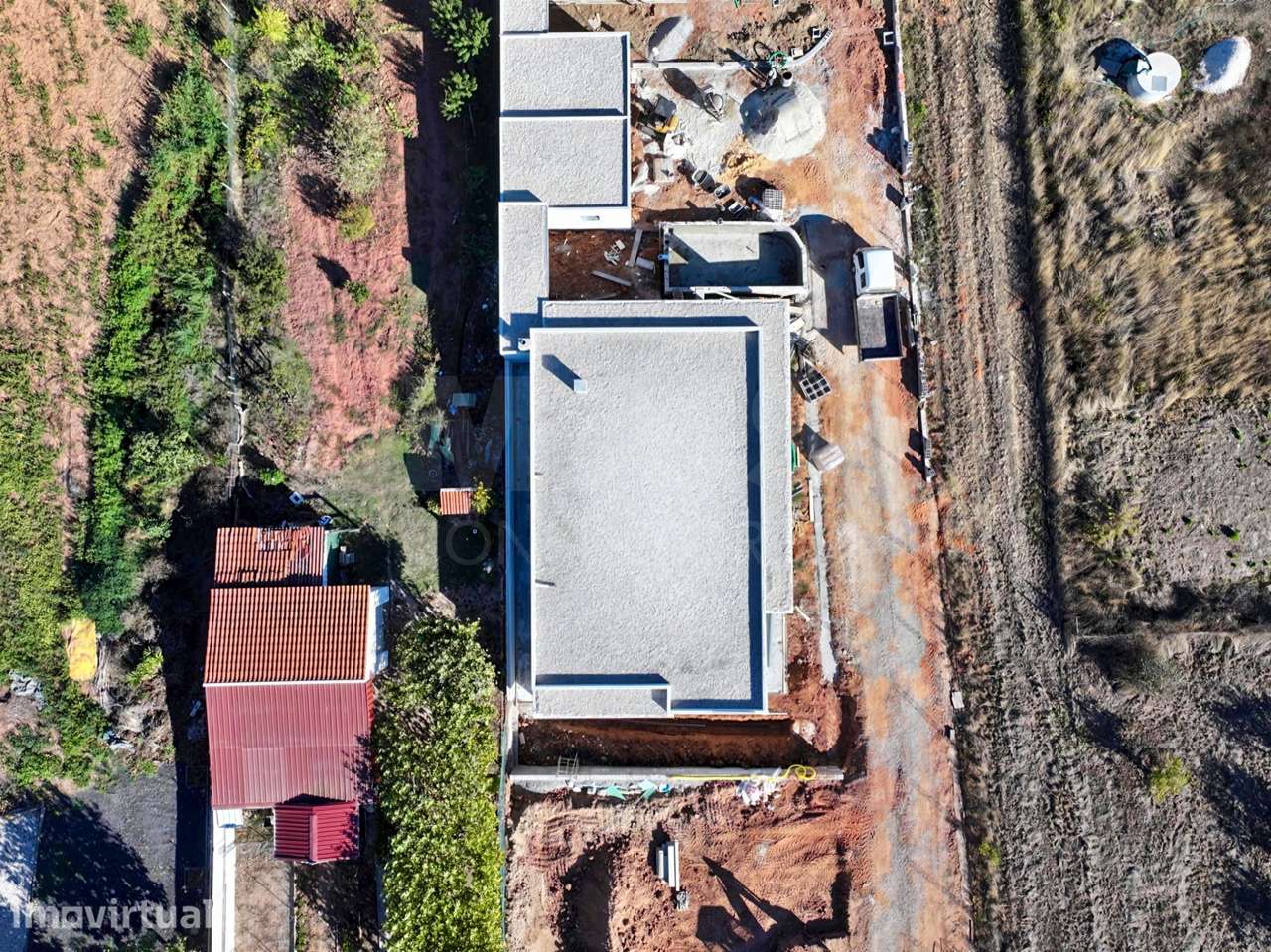 Moradia Térrea T4 com Suite Master, Piscina de Água Salgada, Garag... - Grande imagem: 2/50