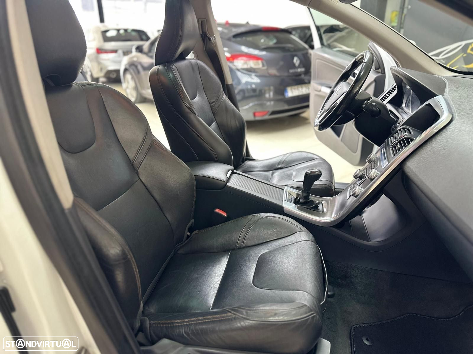Volvo XC 60 2.0 D4 R-Design Momentum - 26