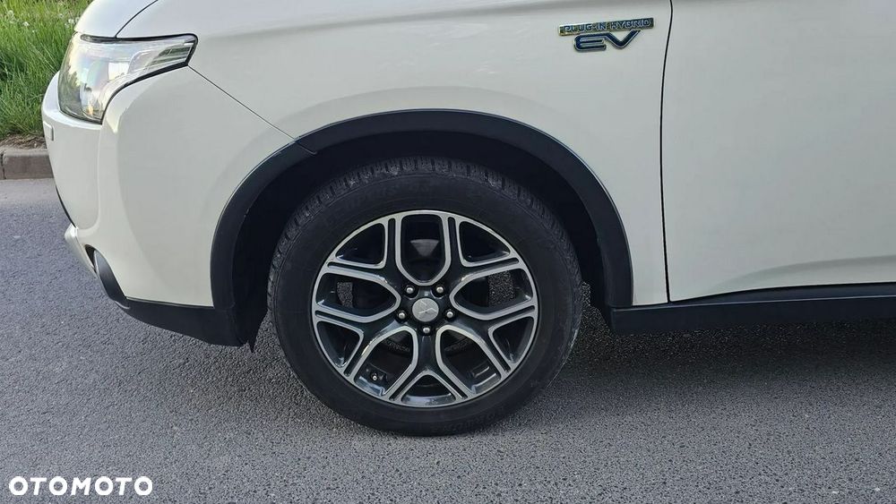 Mitsubishi Outlander Instyle NAVI + - 41