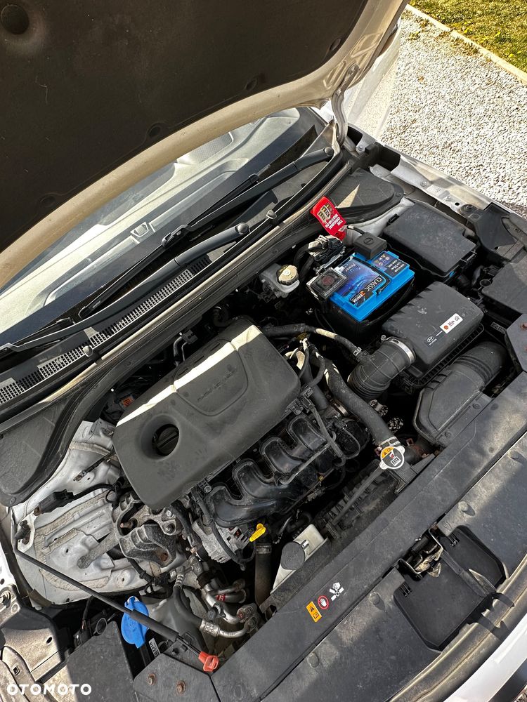 Hyundai Elantra 1.6 Comfort Premiere - 22