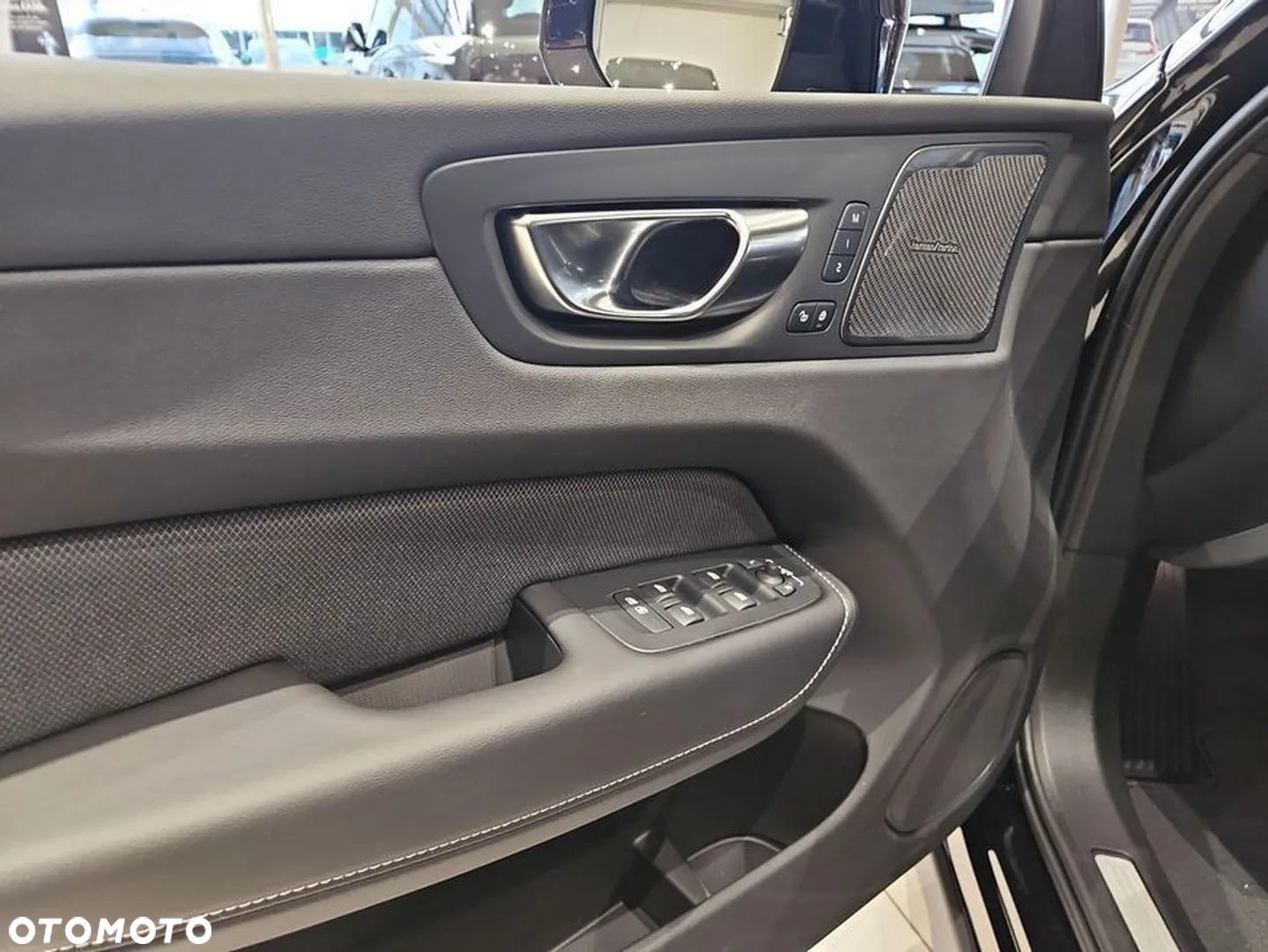 Volvo XC 60 B5 B AWD Plus Black Edition - 12