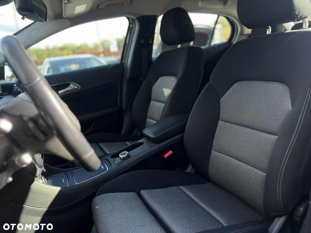 Mercedes-Benz GLA 180 7G-DCT - 23