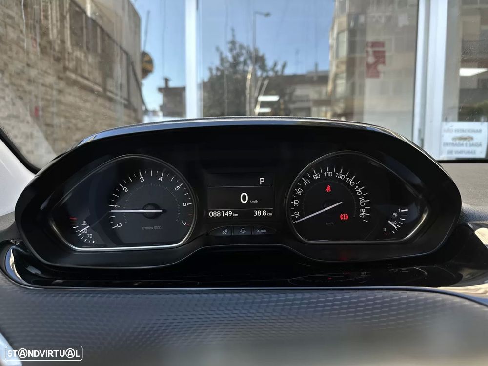 Peugeot 2008 1.2 PureTech Allure EAT6 - 29