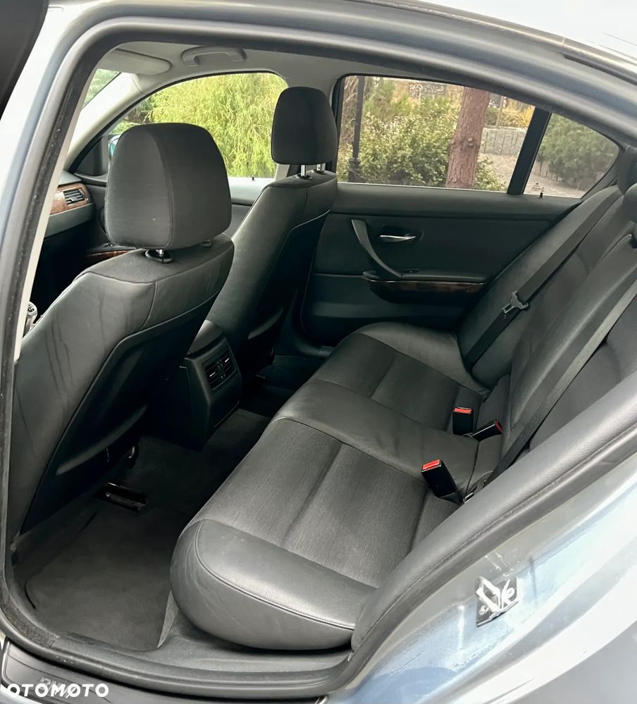 BMW Seria 3 325i - 23