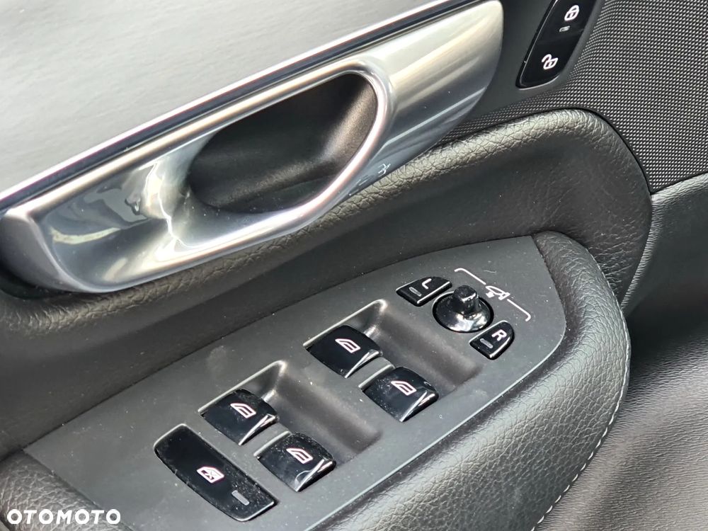 Volvo XC 90 D5 AWD Momentum - 8