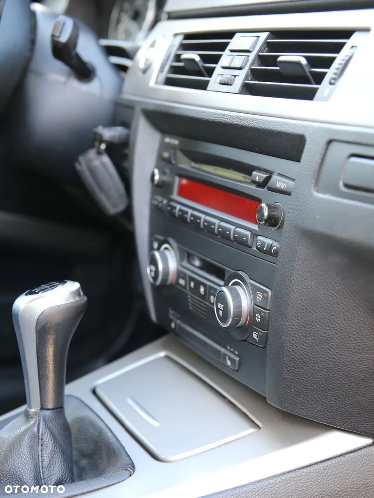 BMW Seria 3 318i Touring - 14