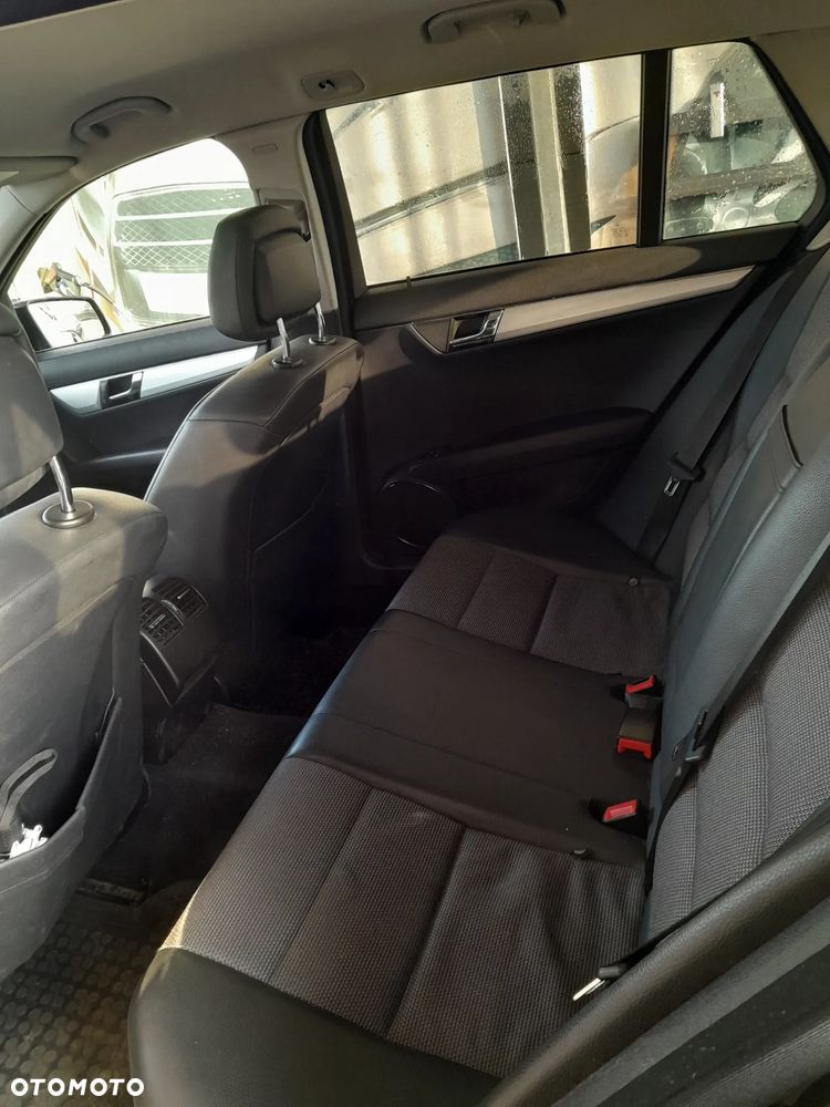 Mercedes-Benz Klasa C 180 CGI Automatik BlueEFFICIENCY Avantgarde - 12
