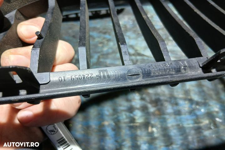 Grila radiator dreapta 7120008 224059-10 7120008 224059-10 BMW Seria - 8
